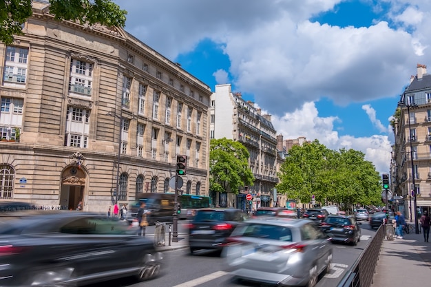 Rua no centro da cidade com trânsito