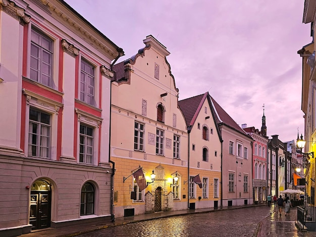 Rua no centro de Tallinn ao entardecer Estônia