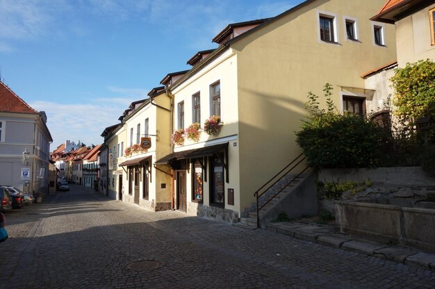 Rua no meio de casas na cidade
