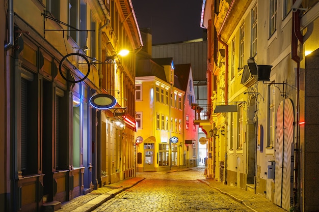 Rua noturna na cidade velha de riga, letônia