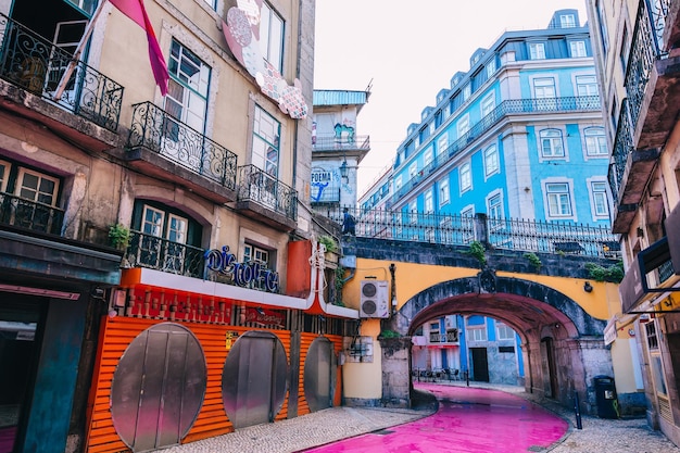 Foto rua nova do carvalho, die rosa straße von lissabon, das herz von lissabon