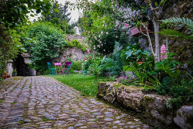 rua pavimentada de paralelepípedos e exuberante na vila medieval de Saint Lizier nos Pirinéus franceses