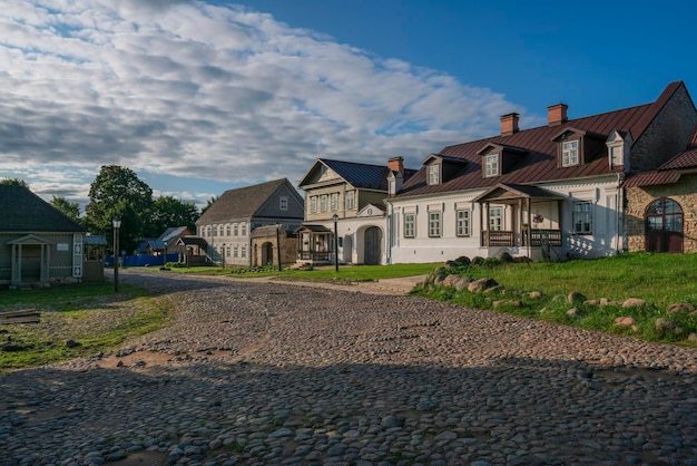 Rua Pechorskaya com antigas propriedades mercantes tradicionais Izborsk Pskov região Rússia