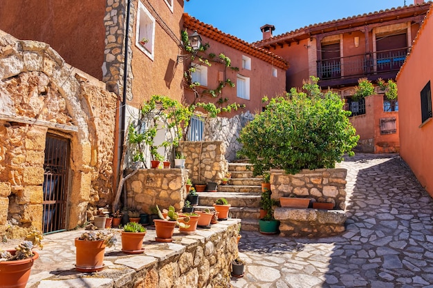 Rua pitoresca com casas antigas em uma das mais belas aldeias de Zaragoza chamada Anento