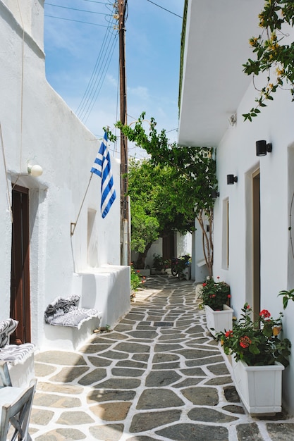 Foto rua pitoresca da cidade de naousa na ilha de paros, grécia