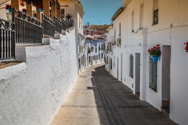 Foto rua pitoresca de mijas com vasos de flores nas fachadas aldeia branca andaluza costa del sol sul da espanha