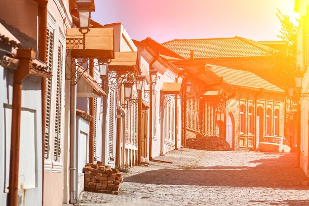 Rua pitoresca em sighnaghi (signagi), kakheti, geórgia. sighnaghi é conhecida como a 