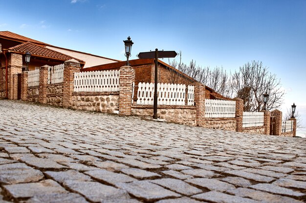 Rua pitoresca em sighnaghi signagi, kakheti, geórgia. sighnaghi é conhecida como a cidade do amor na geórgia. europa. viagens.