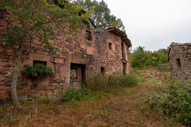 Rua rural de casas em ruínas na quintana olmos