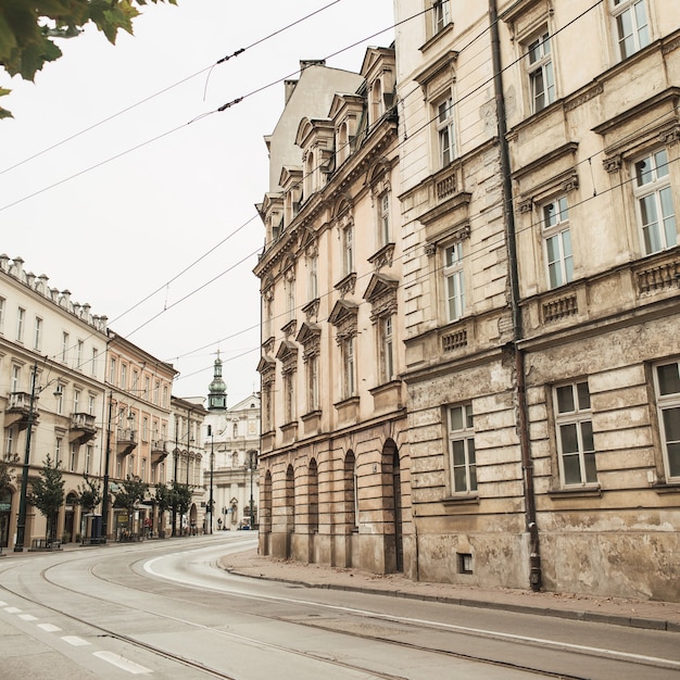 Rua solitária e edifícios no lugar histórico de budapeste, hungria.