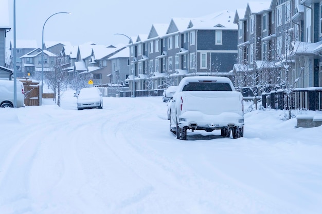 Rua suburbana em Calgary Canadá após tempestade de neve