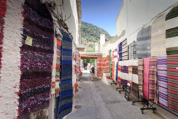 rua típica da aldeia de montanha de Granada, Espanha