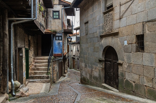 Rua típica da cidade histórica de miranda del castanar. espanha.