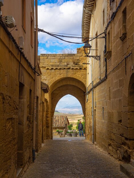 Rua típica da vila de Briones Rioja Espanha com arcos de pedra e antigas mansões