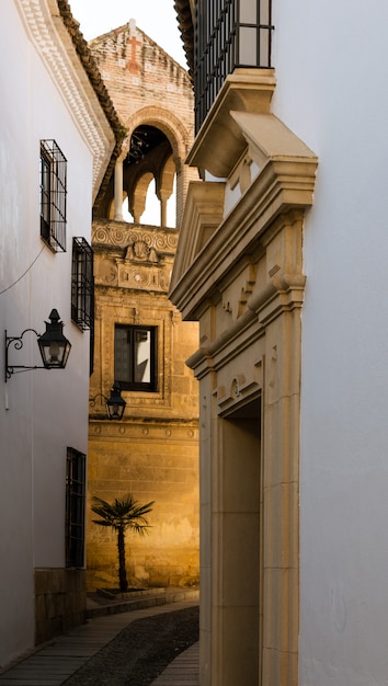 Rua típica do bairro judeu de Córdoba, Andaluzia, Espanha