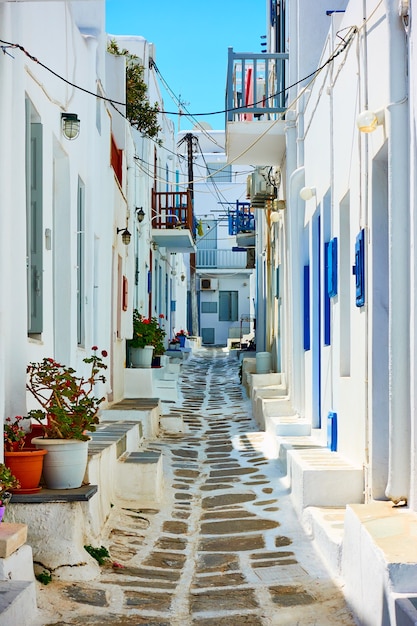 Rua típica na cidade de Chora, na ilha de Mykonos. Grécia, arquitetura grega, paisagem urbana