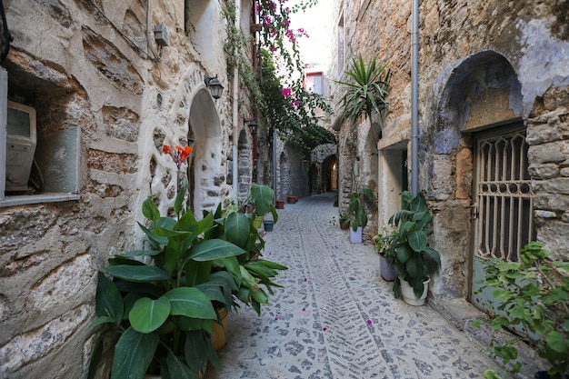 Rua tradicional na ilha Grécia de Mesta Chios