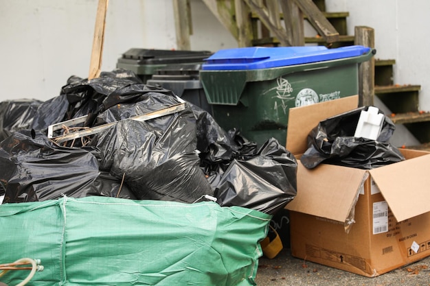 Foto rua urbana destruída, um símbolo da poluição ambiental e da necessidade urgente de uma sustentabilidade