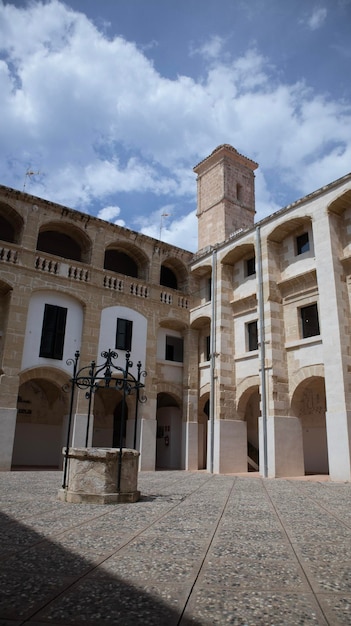 Rua vazia com casas caiadas de branco na cidade de Alaior Alaior Menorca Espanha