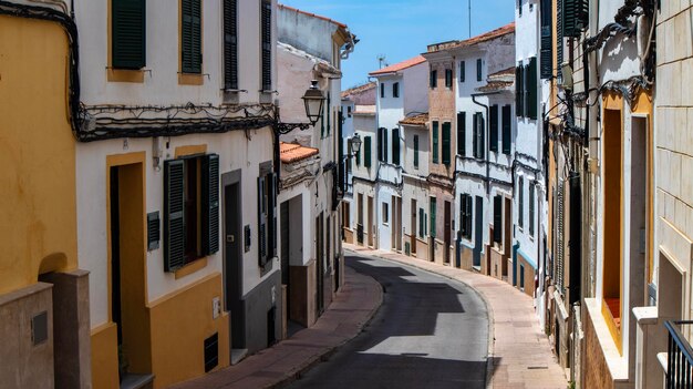 Rua vazia com casas caiadas de branco na cidade de Alaior Alaior Menorca Espanha