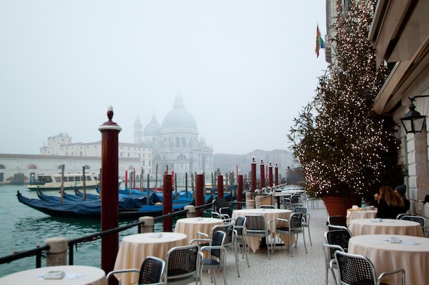 Rua vazia da velha Veneza no dia nublado de inverno, Veneza, Itália