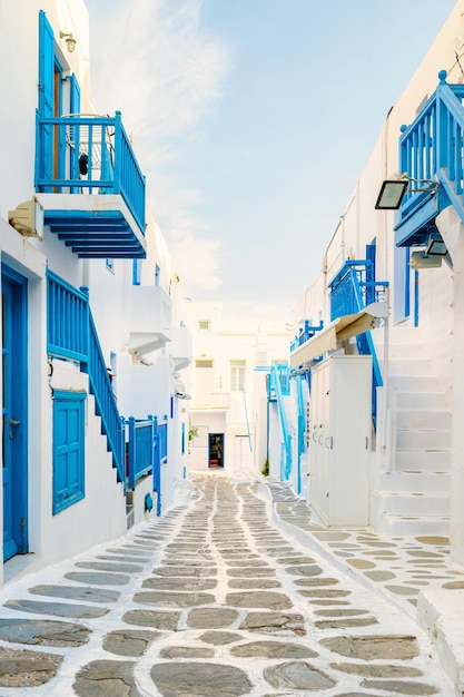 rua vazia de Mykonos aldeia grega na Grécia ruas coloridas da aldeia de Mikonos