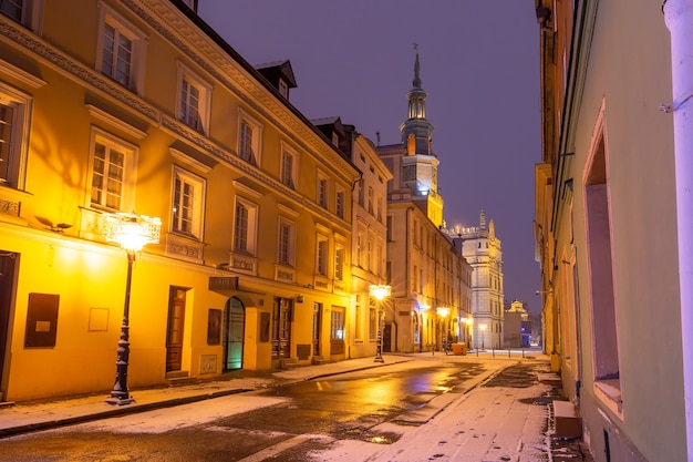 Rua vazia e Câmara Municipal de Poznan na Cidade Velha à noite, Poznan, Polónia