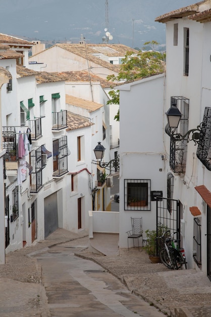 Rua vazia e fachadas em Altea, Alicante, Espanha