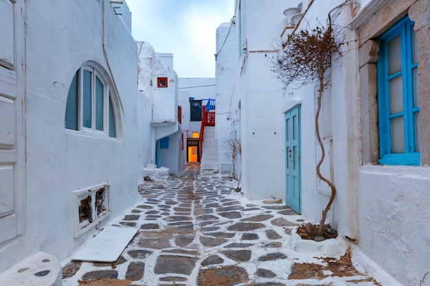 Rua vazia na cidade de Mykonos, Chora, Grécia