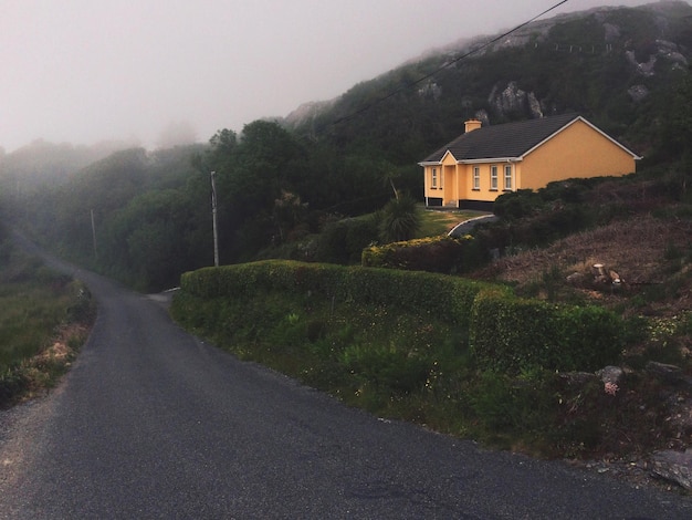 Rua vazia por casa durante o tempo nebuloso