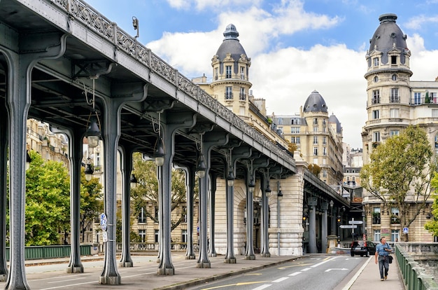 Rua velha com linha de metrô sobre ela Paris