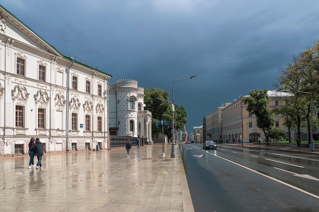 Rua vozdvizhenka em moscou. o sol depois da chuva. belas vistas de moscou