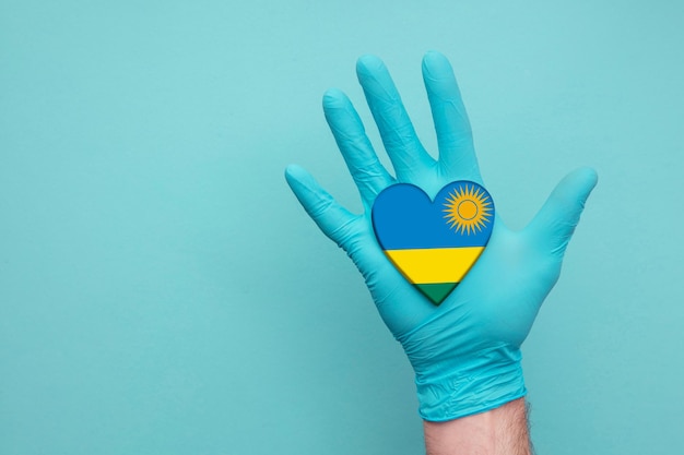 Ruanda medizinische Herzkrankenschwester Hand mit Herzflagge des Landes