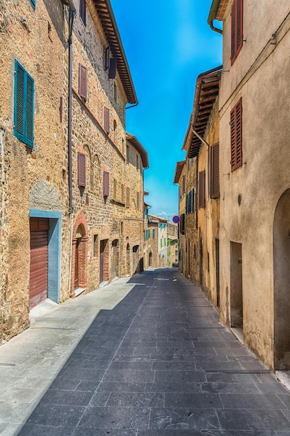 Ruas cênicas medievais na cidade de Montalcino, província de Siena, Toscana, Itália