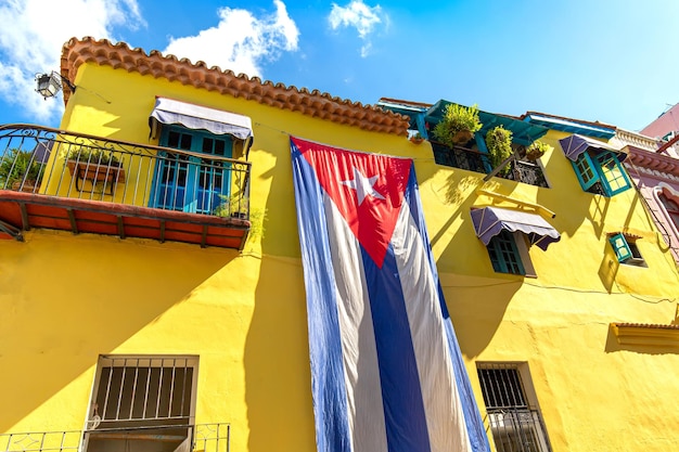 Ruas coloridas coloniais de Havana Velha no centro histórico da cidade Havana Vieja