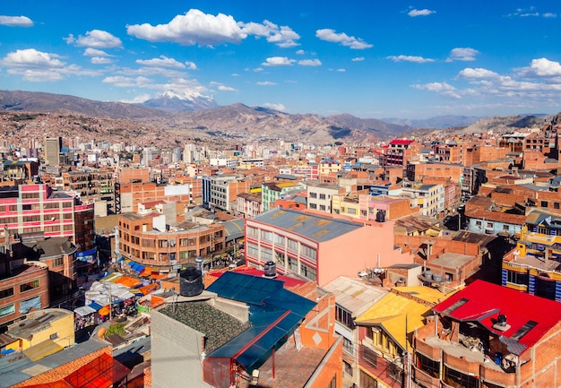 Ruas coloridas de La Paz com boné de neve do pico Illimani, cidade de La Paz, Bolívia