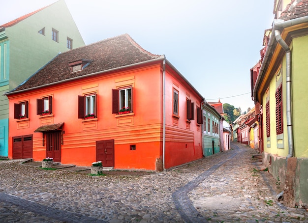 Ruas com casas coloridas