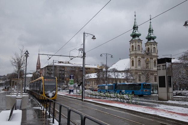 Ruas da capital budapeste depois de uma noite caindo muita neve