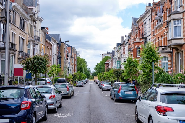 Ruas de Bruxelas com carros estacionados no lado