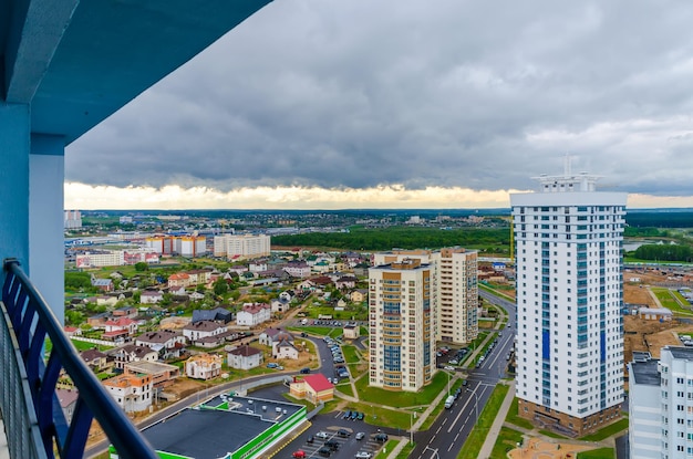 Ruas de minsk de uma visão panorâmica. voo de um quadrupter.