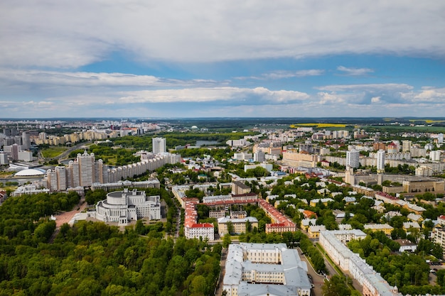 Ruas de minsk de uma vista aérea. o centro da cidade velha de minsk de uma altura