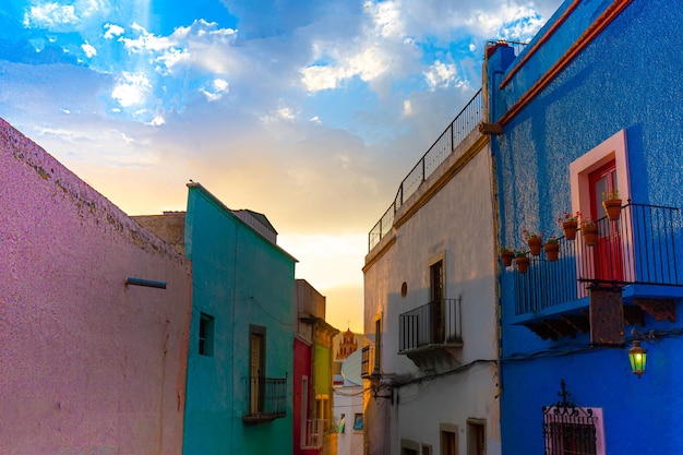 Ruas de paralelepípedos do México e arquitetura colonial colorida tradicional no centro da cidade de Guanajuato