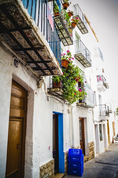 ruas e arquitetura ao longo da cidade costeira mediterrânea na Espanha
