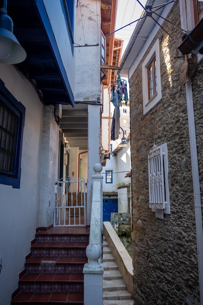 Ruas e casas coloridas em Cudillero Astúrias Espanha