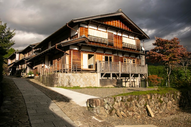 Ruas e casas tradicionais japonesas na cidade de Magome Juku ao longo da trilha Nakasendo no Vale de Kiso