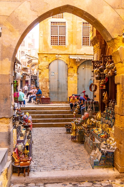 Ruas e lojas locais no bazar Khan el-Khalili no Cairo