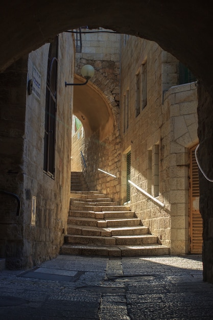 Ruas em forma de escada na cidade velha de Jerusalém