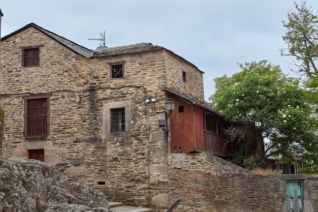 Ruas estreitas da cidade medieval de Puebla de Sanabria, em Zamora, Espanha