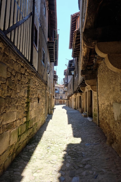 Ruas estreitas de paralelepípedos de La Alberca, uma pequena cidade na Espanha.