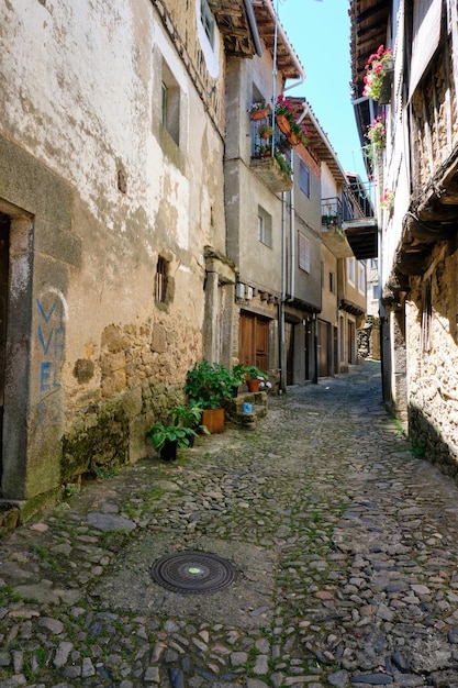 Ruas estreitas de paralelepípedos de La Alberca, uma pequena cidade na Espanha.